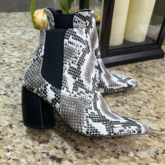 Lulu’s Snake Print Textured Pointed Toe Block Faux Leather Heel Boots 6 NWOT - Picture 3 of 11